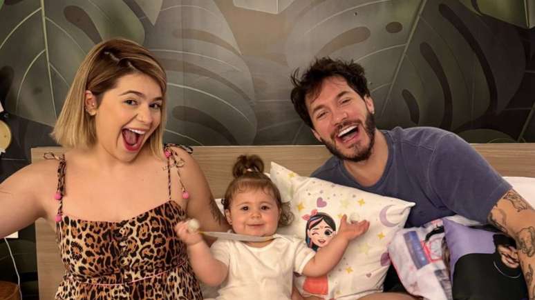 Viih Tube e Eliezer com a filha, Lua