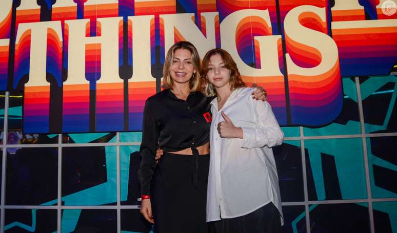 Sheila Mello and Xuxa’s daughter has grown up and surprises (even more!) with her resemblance to her mother in an event with more famous people.  Photos
