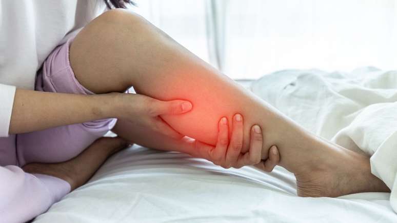 Dores nas pernas podem ter diversas causas