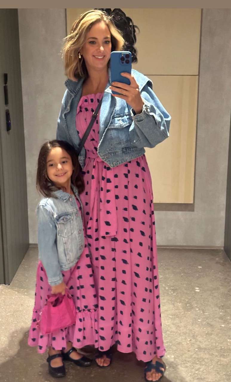 Like Mother like daughter!  Ticiane Pinheiro matches her look with that of her youngest daughter