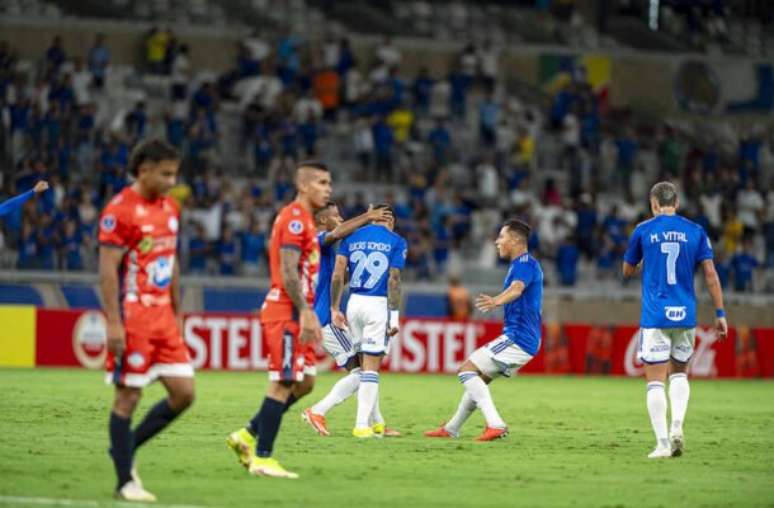 Foto : Staff Images / Cruzeiro - Legenda: Romero, de costas, recebe o abraço de Marlos logo após fazer o primeiro gol do Cruzeiro . No fim, 3 a 3 vergonhoso