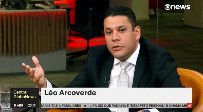 Geralmente com roupa casual, Léo Arcoverde adotou o terno e gravata para nova função na GloboNews