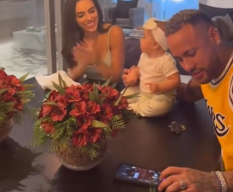 Neymar is criticized for playing poker while singing happy birthday to his daughter;  video