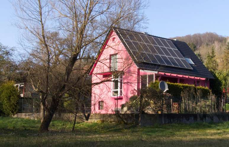 Casa com painéis solares instalados no telhado