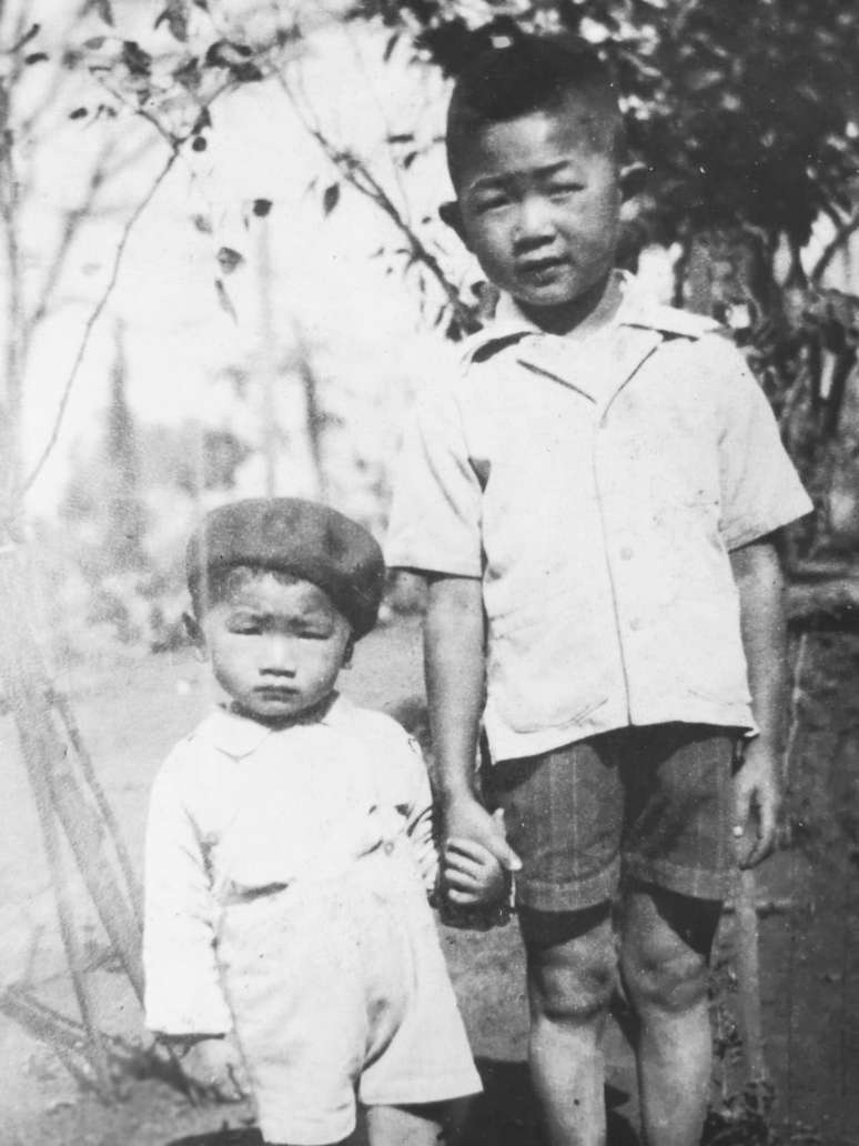 Sato com o irmão mais novo, Newton, morto num acidente de carro quando tinha 30 anos