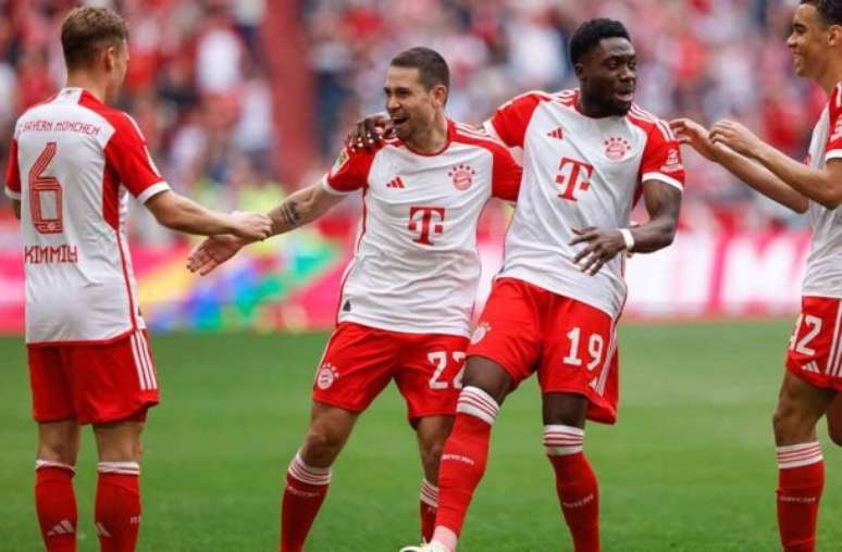 MICHAELA STACHE/AFP via Getty Images - Legenda: Raphael Guerreiro comemora um dos gols da vitória do Bayern