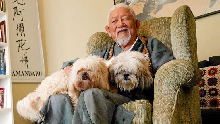 Ademar Sato com os cães Mei Mei e Kyoshi em sua casa em Brasília