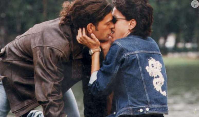 A química entre Carolina Ferraz e Eduardo Moscovis na novela 'Por Amor' era enorme, com longos beijos quentes.