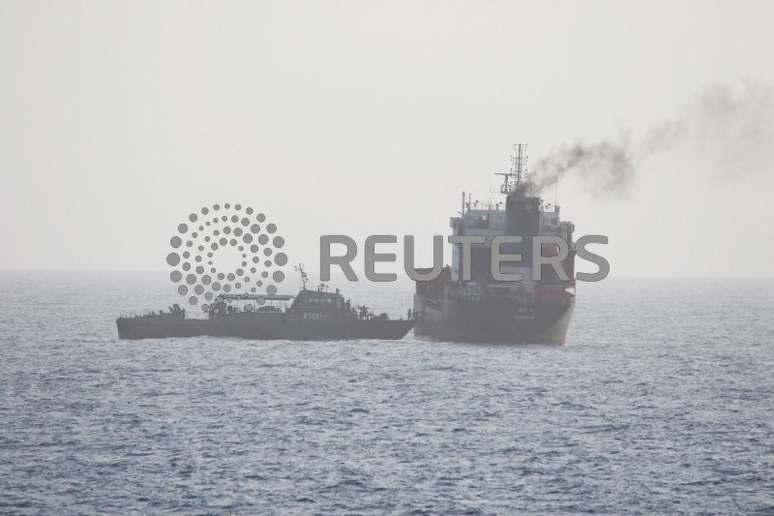 Imagem divulgada pela Marinha dos EUA supostamente mostra um navio da Marinha iraniana e membros das forças iranianas embarcando no navio-tanque civil WILA a caminho dos Emirados Árabes Unidos, em águas internacionais no Estreito de Ormuz
12/08/2020
U.S. NAVY/divulgação via REUTERS
