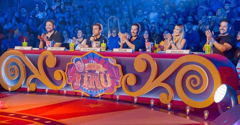 'Circo do Tiru' aposta em convidados famosos na internet e humor popular para atrair audiência 