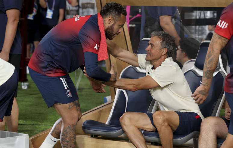 Neymar e Luis Enrique tiveram problemas de relacionamento, segundo jornal francês