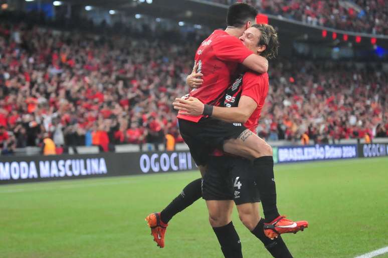 Léo Godoy e Canobbio comemoram o passeio do Athletico.