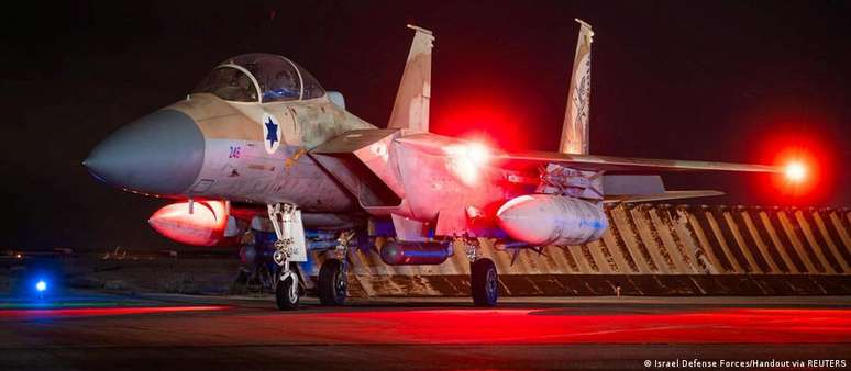 Um F-15 da Força Aérea israelense prestes a decolar na madrugada de domingo; com a ajuda de alguns países árabes, americanos, britânicos e israelenses abateram mísseis e drones iranianos