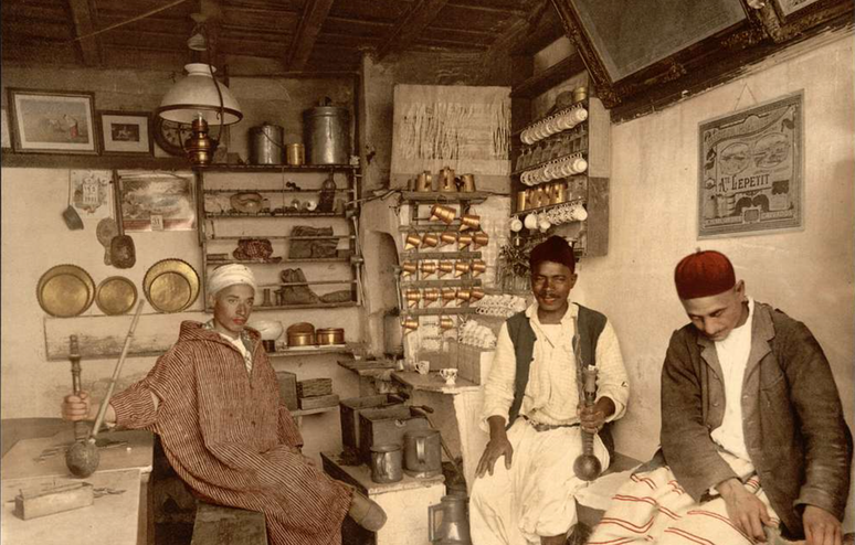 O café teve origem no território do atual Iêmen, Etiópia e Somália, e a bebida se espalhou primeiro pelo mundo árabe — na foto, um café da Algéria, em 1899 (Imagem: Detroit Photographic Company/Domínio Público)