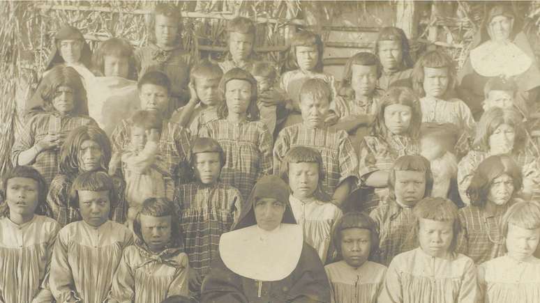 Freiras catequizando indígenas no Mato Grosso, em foto de 1908