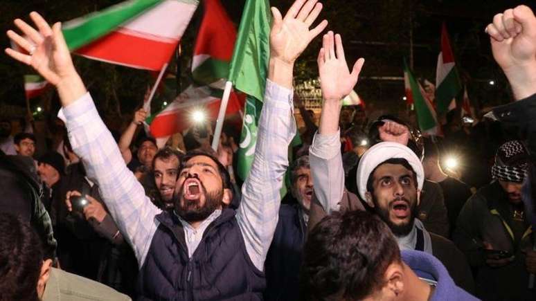 Manifestantes iranianos em Teerã reagem ao ataque a Israel