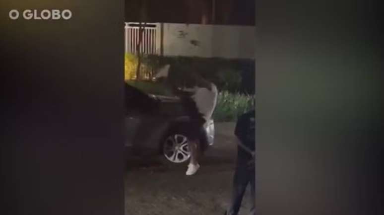 Carlos Alberto foi filmado quebrando retrovisores de carro em condomínio no Rio