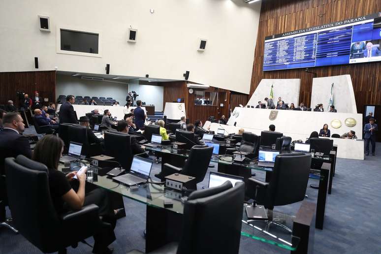 Sessão plenária na Assembleia Legislativa do Paraná –