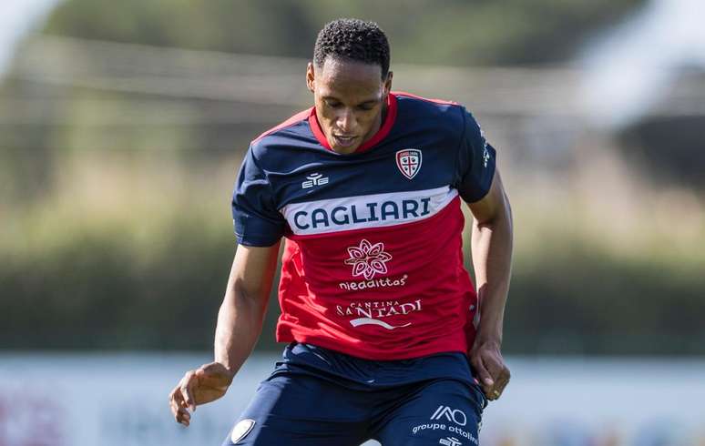 Yerry Mina durante treino do Cagliari. 