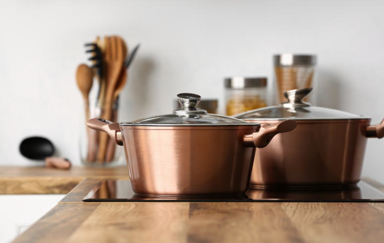 Panela de cobre é durável, mas pouco prática no dia a dia – Foto: Shutterstock