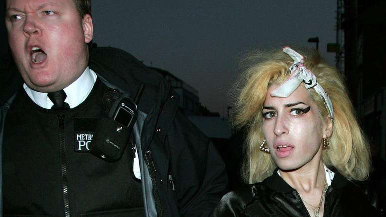Em uma ocasião, a polícia teve que escoltar Amy Winehouse até sua casa por causa dos paparazzi e da multidão reunida lá