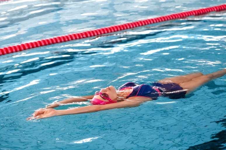 A natação é um exercício calmante que proporciona relaxamento e bem-estar 
