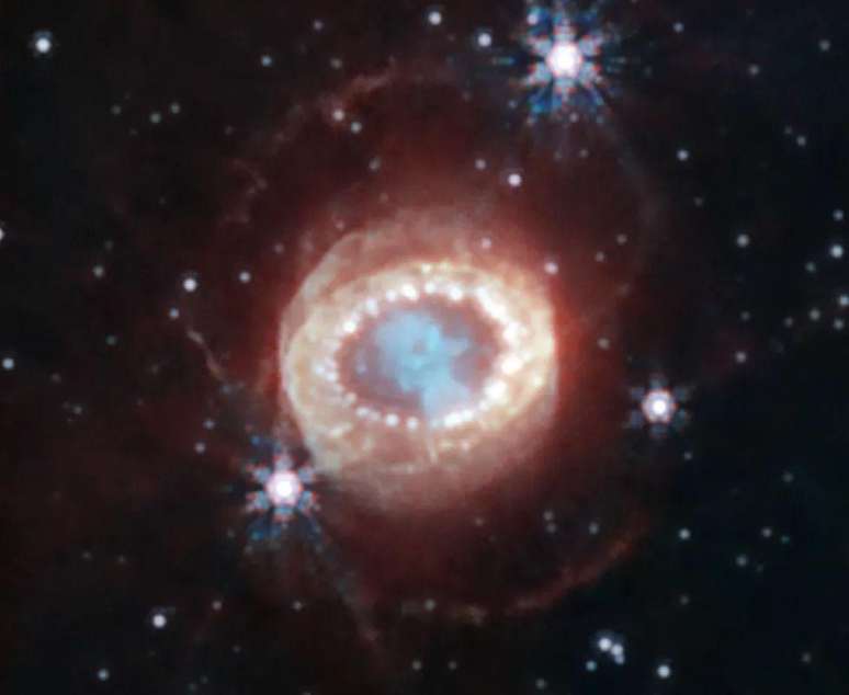 As supernovas acontecem quando grandes estrelas morrem, resultando em explosões poderosas