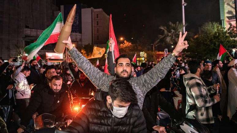 Muitos simpatizantes do governo iraniano saíram às ruas no Irã para celebrar o ataque contra Israel