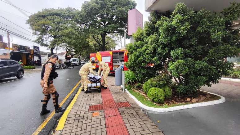 A man uses a knife to threaten patients and is detained outside the hospital in Curitiba