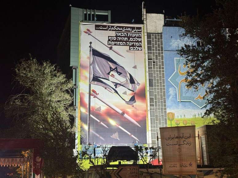 Um novo mural na Praça Palestina, em Teerã, diz: 'O próximo golpe será mais forte'
