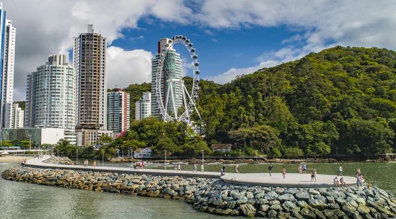 De um lado, a Mata Atlântica, e do outro, os prédios da Praia Central