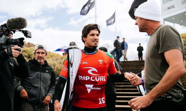 Gabriel Medina com a prancha embaixo do braço em Bells Beach