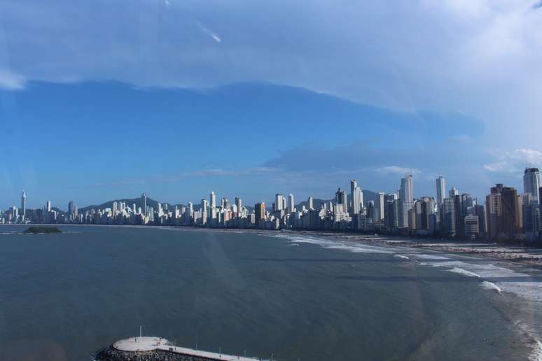 O skyline de Balneário visto do topo da roda-gigante