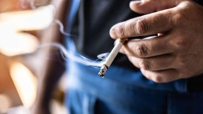 A relação dos fumantes com o cigarro é um dos exemplos mais citados