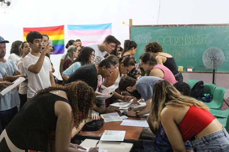 Alunas e alunos preenchem ficha de inscrição para a turma de 2024 no pré-vestibular A Sol, em Guarulhos (SP)