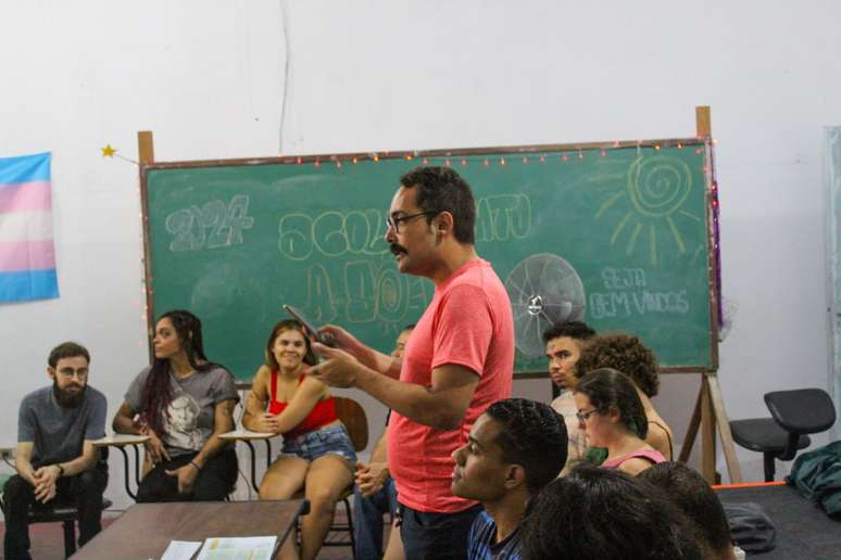 O coordenador Walter Bollito dá início às aulas da turma de 2024 no pré-vestibular A Sol, em Guarulhos