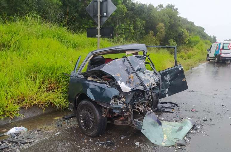 Criança e casal morrem em acidente entre dois carros no Paraná