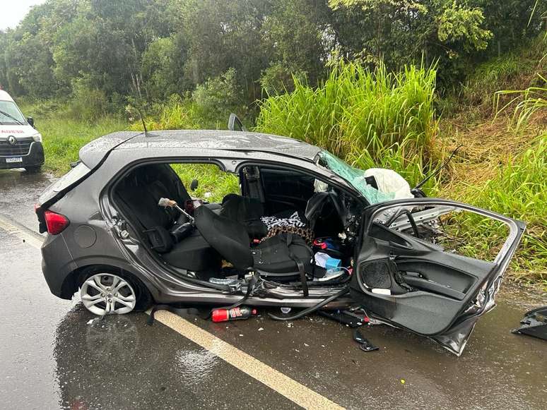 Acidente entre dois veículos deixa mortos e feridos no Paraná