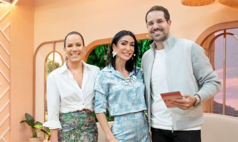 Regina Volpato, Michelle Barros e Paulo Mathias funcionam bem juntos no programa matinal do SBT