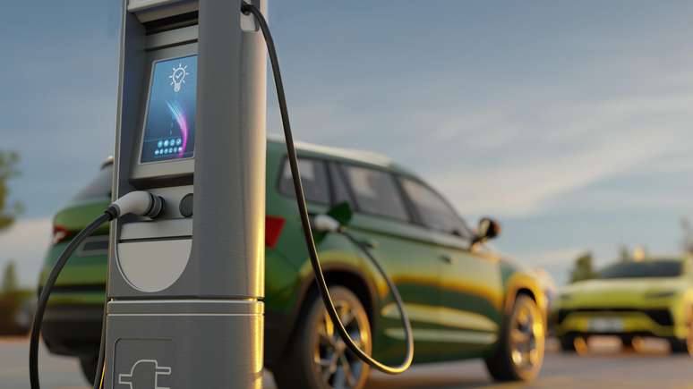 Cada vez mais populares no Brasil, os consumidores têm optado pelos carros elétricos como uma alternativa mais tecnológica e verde ao motor de combustão.