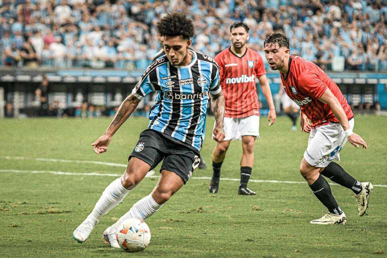Du Queiroz (Grêmio) em ação pela Copa Libertadores no dia 09.04.2024