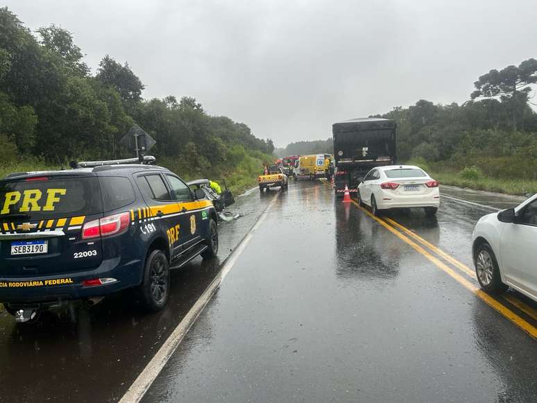 Criança e casal morrem em acidente entre dois carros no Paraná