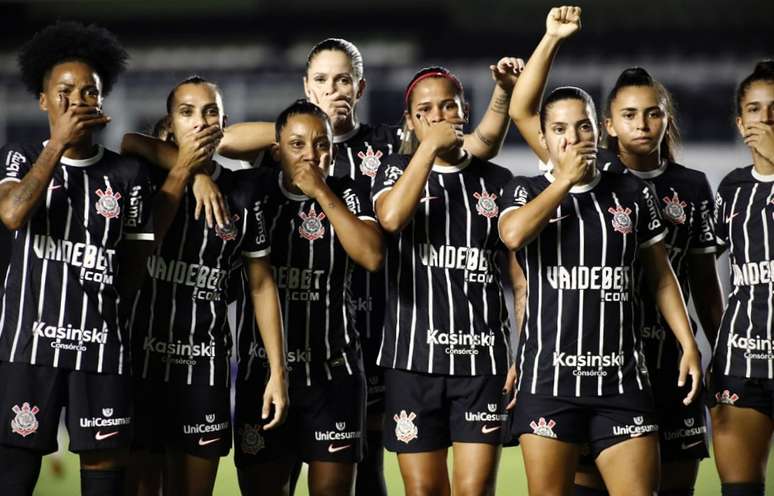 Jogadoras do Corinthians fazem protesto em jogo contra o Santos, na Vila Belmiro