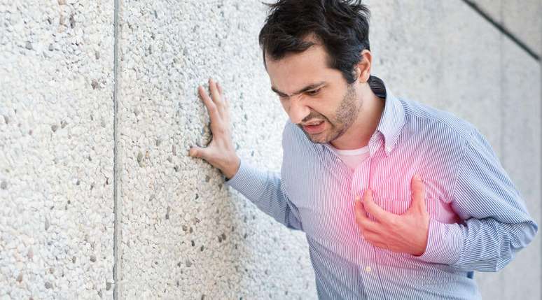 Para identificar um infarto, analisa-se os sintomas, juntamente com alguns exames, como o eletrocardiograma.