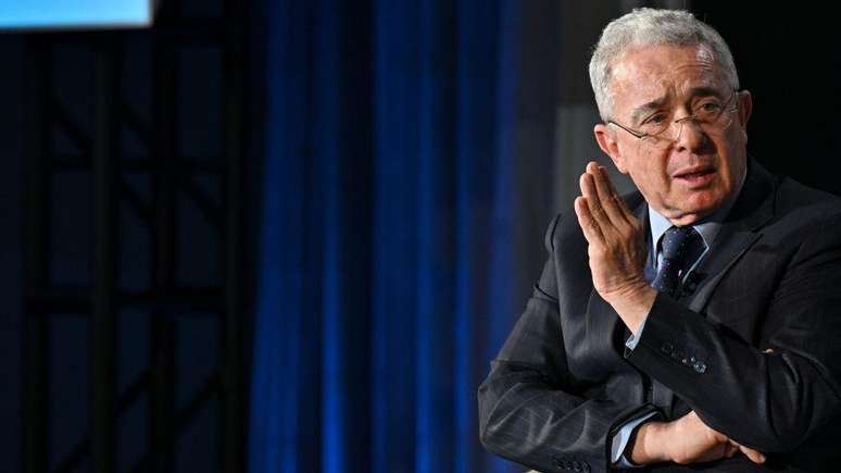 Mesmo fora do poder, o ex-presidente colombiano &Aacute;lvaro Uribe continua sendo uma das figuras pol&iacute;ticas da direita mais importantes do pa&iacute;s