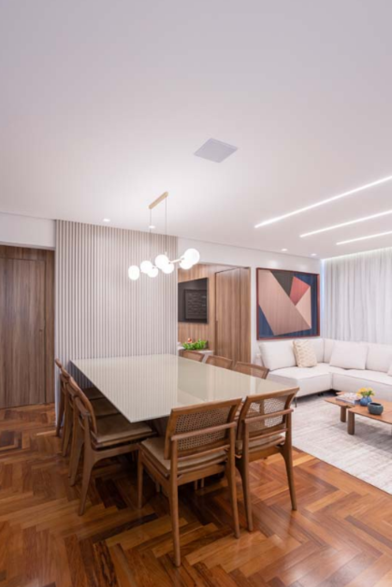 8. Ambiente integrado com sala de estar e de jantar + tons claros + iluminação estratégica – Projeto: Rafaella Grasnoff – Loft 7 Arquitetura | Foto: Dam Mol