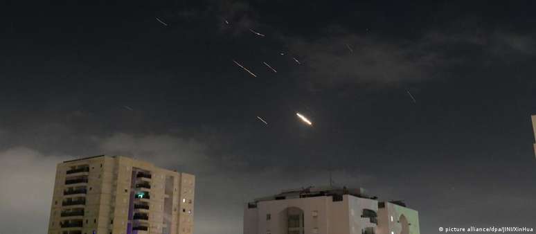 Explosões sobre Tel Aviv durante bombardeio iraniano a Israel