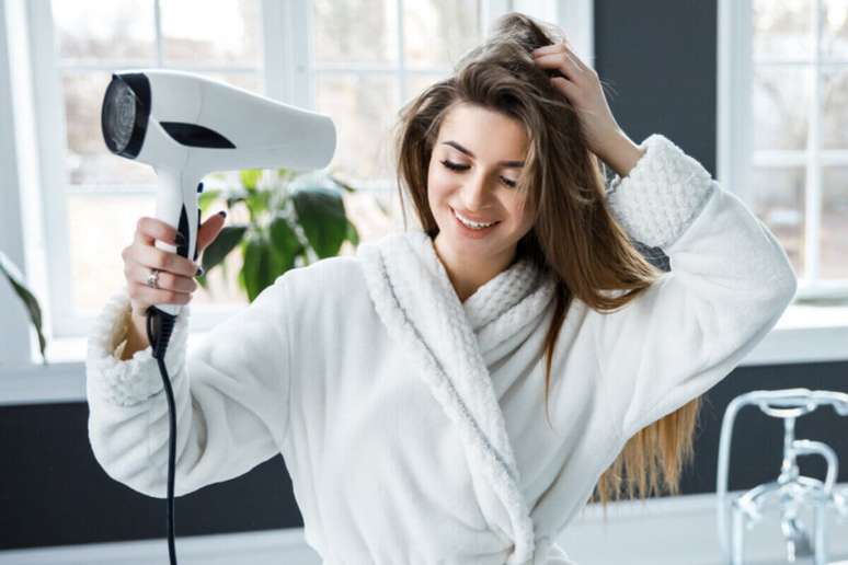Secar os cabelos antes de dormir ajuda a evitar a disbiose capilar 
