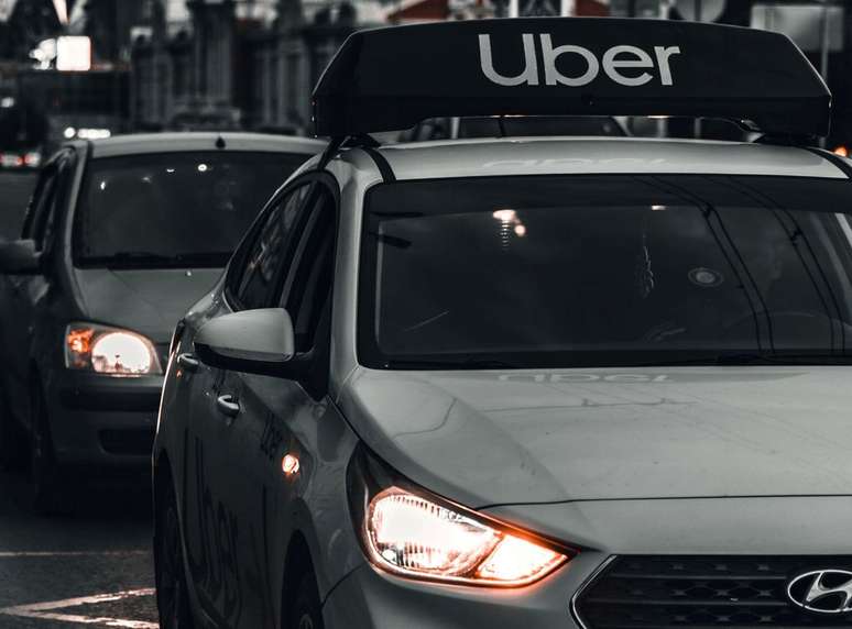 As viagens de Uber devem se tornar mais seguras (Imagem: Viktor Avdeev/Unsplash)