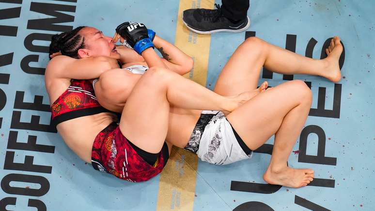 Weili Zhang tenta finalizar Yan Xiaonan 